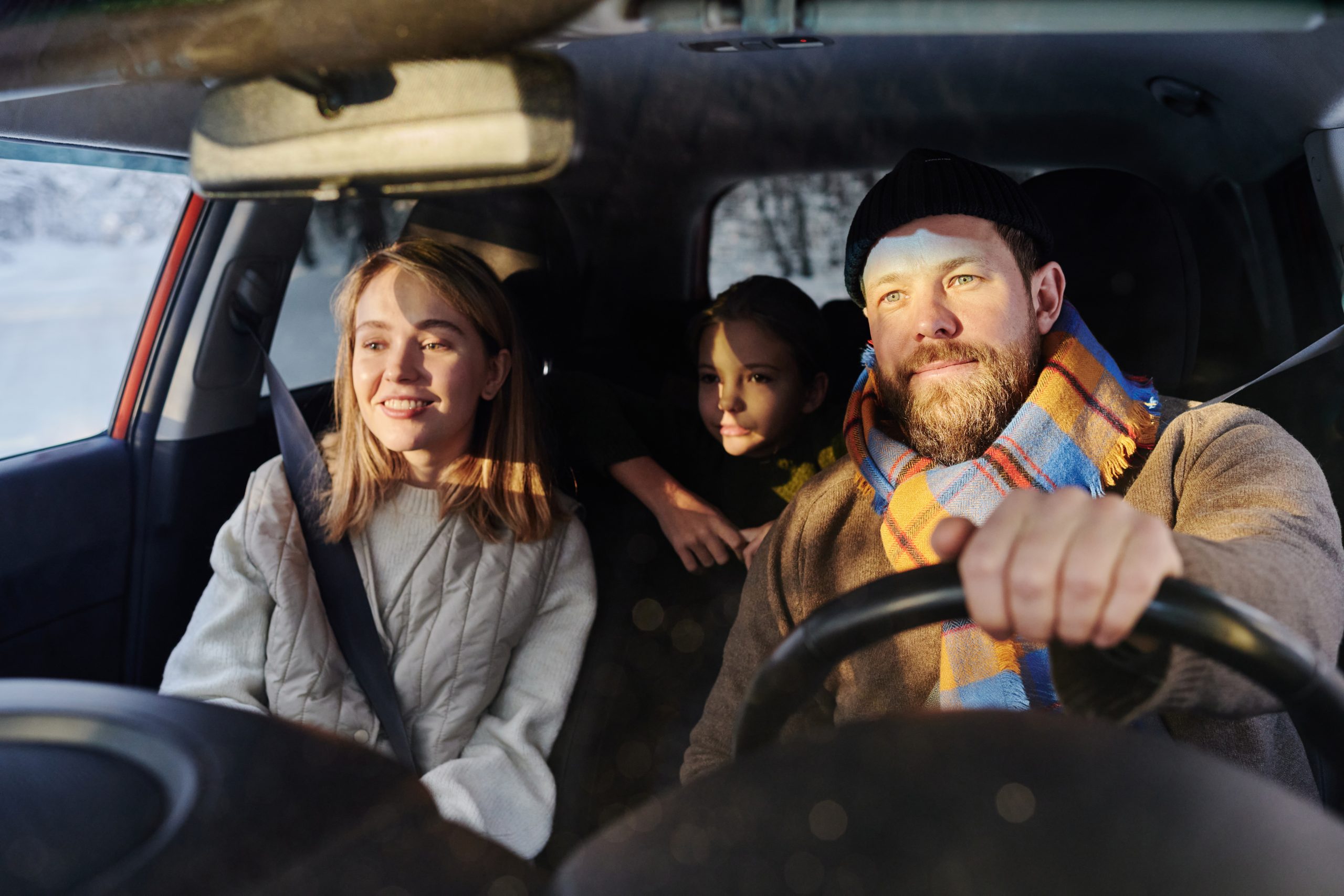 Dicke Winterjacken im Auto: Gefahren für Kinder und Erwachsene 