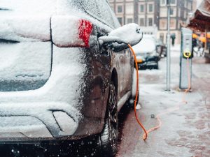 E-Auto winterfit: Tipps der KÜS