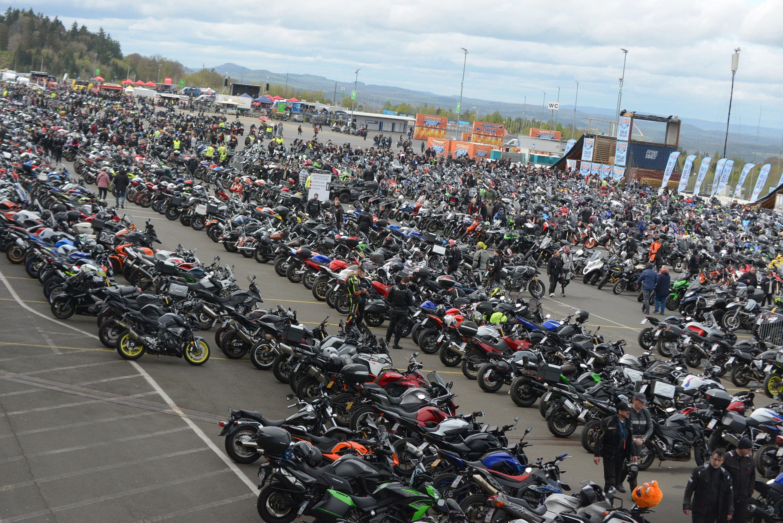 Rückblick: 45.000 Biker beim „Anlassen“ in der Grünen Hölle